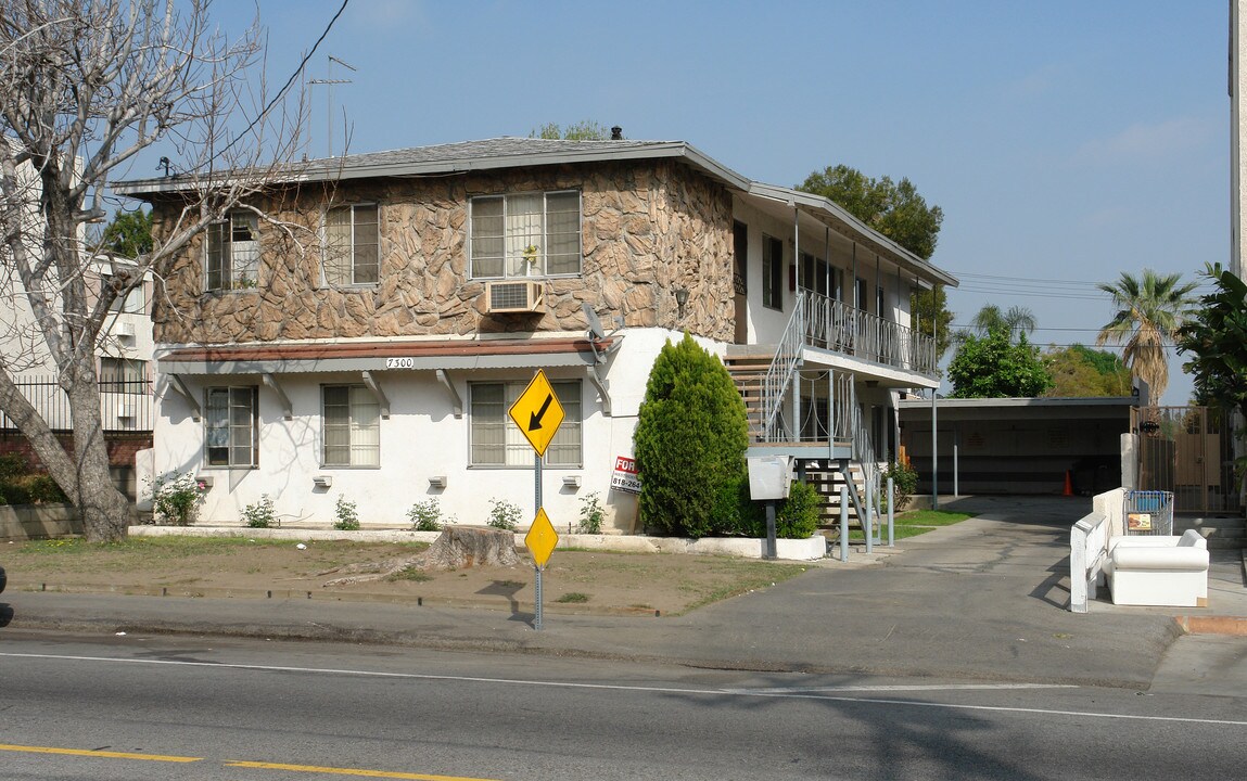 7300 Hazeltine Ave in Van Nuys, CA - Building Photo