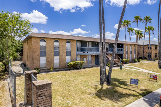 McIntyre Apartments in Edinburg, TX - Foto de edificio - Building Photo