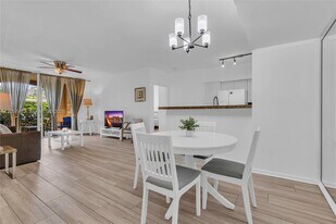 19501 E Country Club Dr in Miami, FL - Building Photo