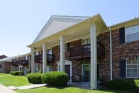 Building Photo - Four Seasons Apartamentos in Louisville, Kentucky