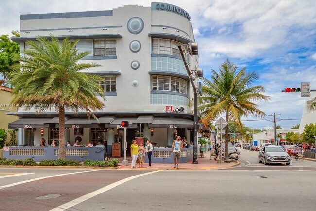 1360 Collins Ave in Miami Beach, FL - Building Photo - Building Photo