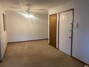 3240 Parkwild Dr-Unit -1C in Bettendorf, IA - Building Photo - Building Photo