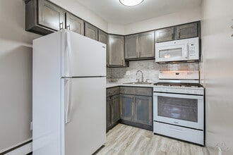 Hickory Hills Apartments in Feasterville-Trevose, PA - Foto de edificio - Building Photo