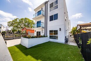 2055 S Garth Ave in Los Angeles, CA - Building Photo