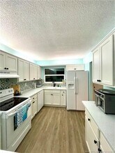 1210 SE Parkview Pl in Stuart, FL - Foto de edificio - Building Photo