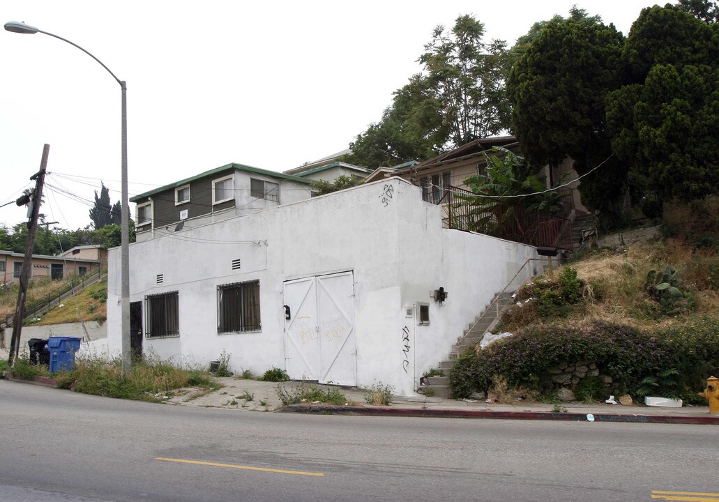 109-117 Lucas Ave in Los Angeles, CA - Building Photo