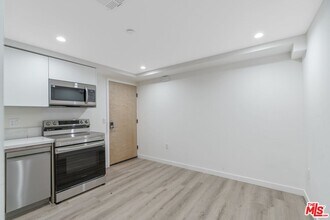 10918 Camarillo St-Unit -103 in Los Angeles, CA - Building Photo - Building Photo