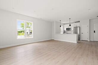 103 Cottage St, Unit 406 in Lynn, MA - Building Photo - Building Photo