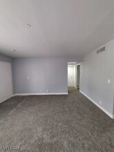 565 S Royal Crest Cir in Las Vegas, NV - Building Photo - Building Photo