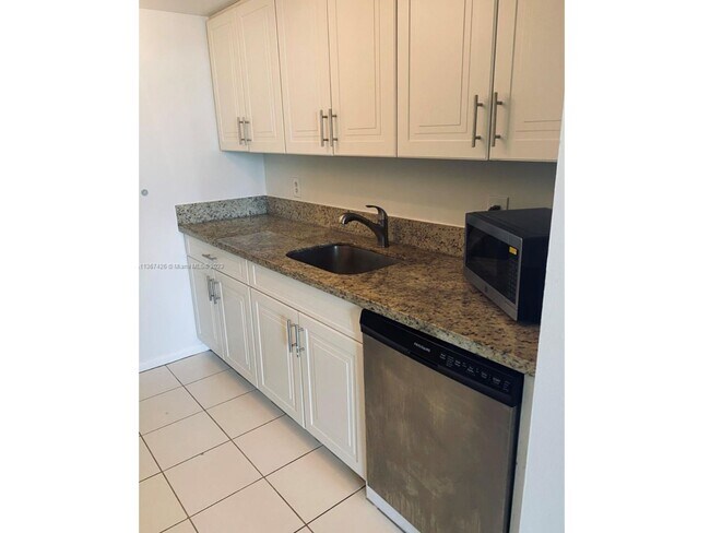 2350 NE 135th St in North Miami, FL - Building Photo - Building Photo