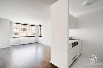 300 E 62nd St in New York, NY - Building Photo - Building Photo