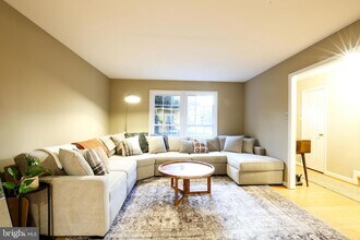 7966 Hidden Bridge Dr in Springfield, VA - Foto de edificio - Building Photo