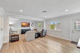 7334 Overlook Dr in Greenacres, FL - Foto de edificio - Building Photo