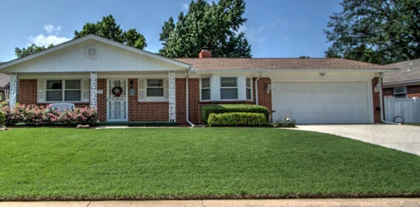 156 E 57th Pl in Tulsa, OK - Building Photo