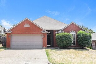 705 Cross Ridge Cir in Fort Worth, TX - Building Photo