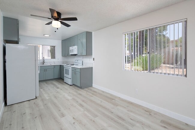 12502 Oak Knoll Rd in Poway, CA - Building Photo - Building Photo