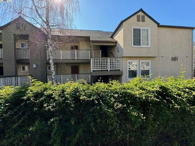681 Royston Ln in Hayward, CA - Building Photo - Building Photo