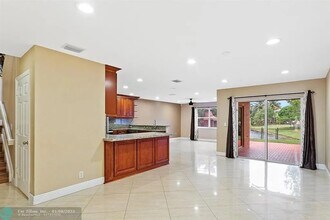 6716 NW 39th Ln in Lauderhill, FL - Building Photo - Building Photo