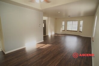 7504 Feather River Dr in Bakersfield, CA - Building Photo - Building Photo