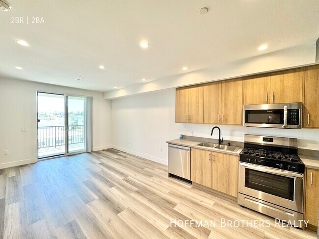 11155 Huston St, Unit 306 in Los Angeles, CA - Building Photo - Building Photo