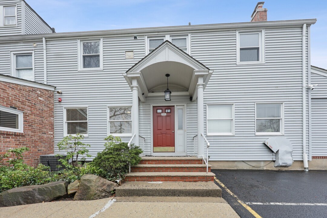 756 Cedar Ln in Teaneck, NJ - Building Photo