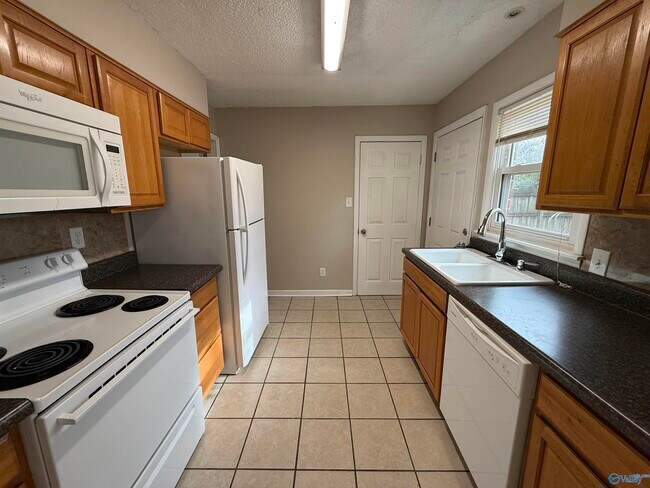 2409 Mastin Lake Rd NE in Huntsville, AL - Foto de edificio - Building Photo