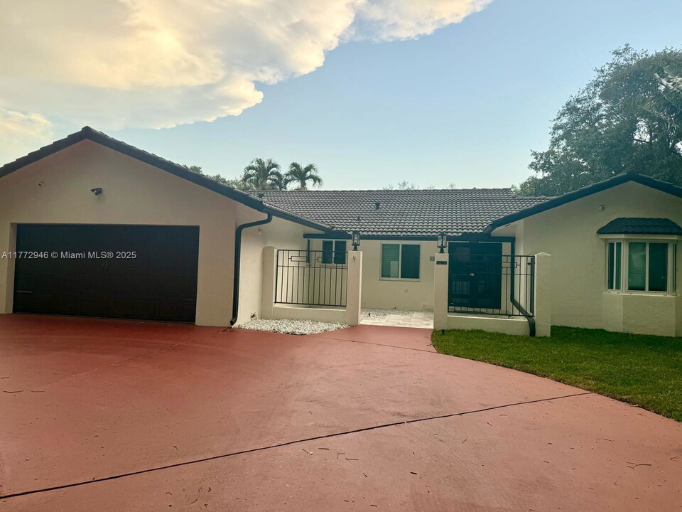 8370 NW 165th St in Miami Lakes, FL - Building Photo
