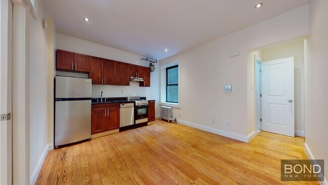 207-209 West 11th Street in New York, NY - Building Photo - Building Photo