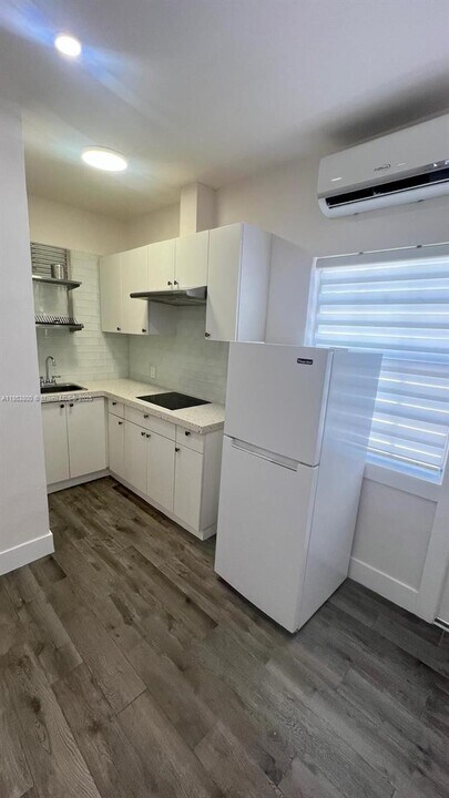 7556 S Waterway Dr in Miami, FL - Building Photo