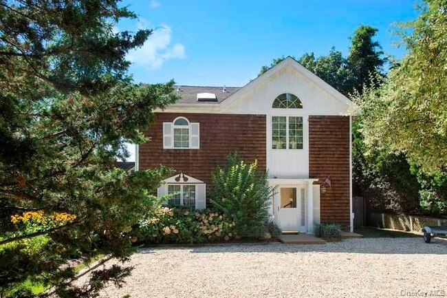 42 Towd Point Rd in Southampton, NY - Building Photo - Building Photo