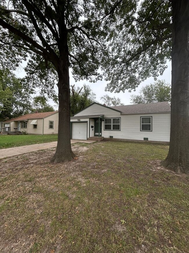 1902 S Ridgewood Dr in Wichita, KS - Building Photo - Building Photo