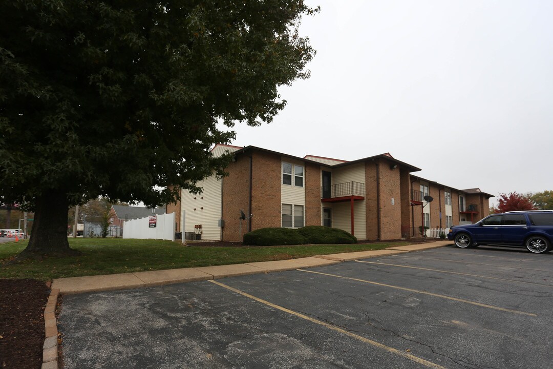 Chalet Apartments in St. Louis, MO - Building Photo
