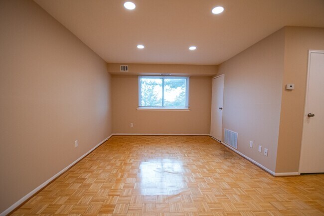 9921 Bustleton Ave, Unit k1 in Philadelphia, PA - Foto de edificio - Building Photo