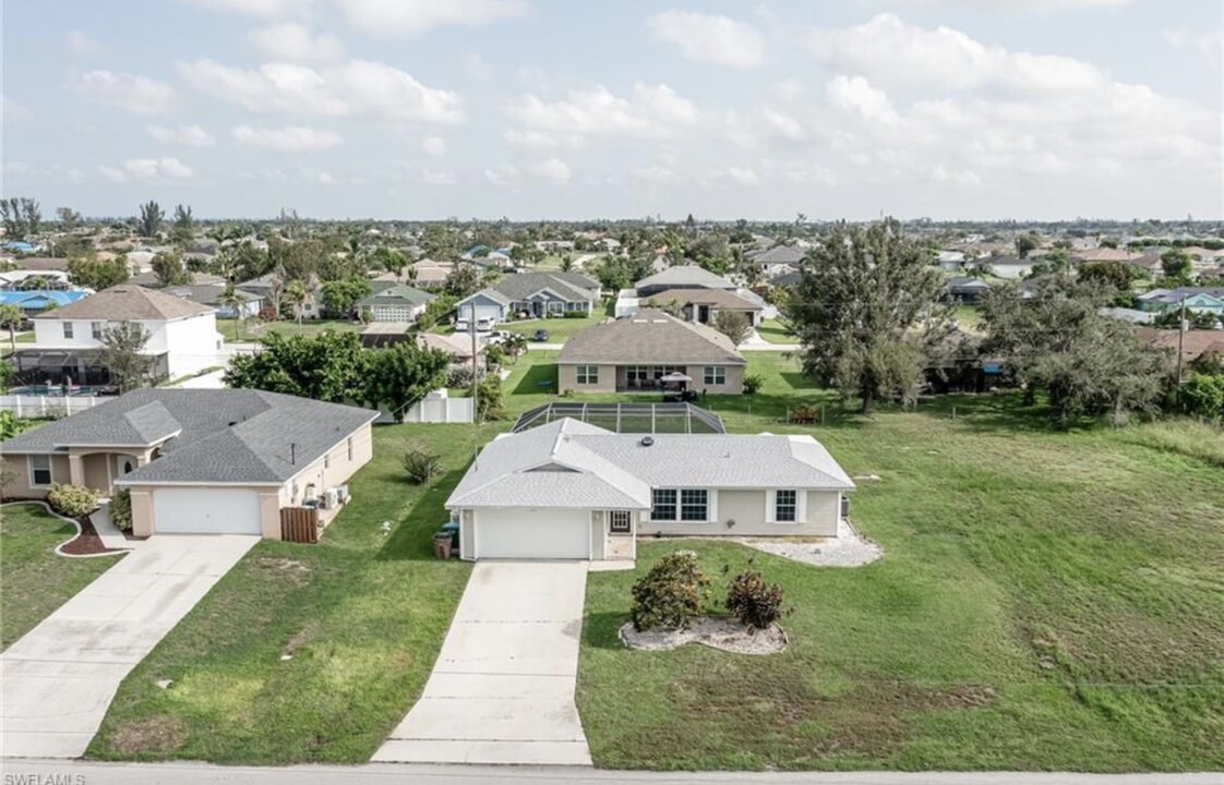 843 SW 31st Terrace in Cape Coral, FL - Foto de edificio