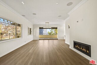 1326 Londonderry View Dr in Los Angeles, CA - Foto de edificio - Building Photo