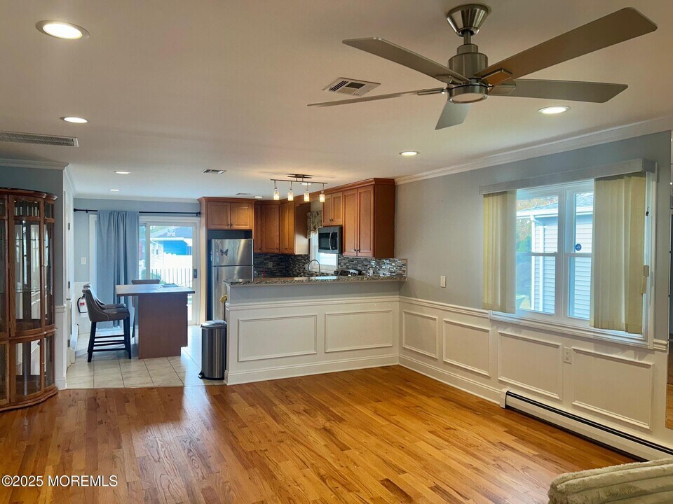 77 Castle Harbor Dr in Toms River, NJ - Building Photo