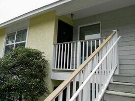 333 W Coleman Blvd in Mount Pleasant, SC - Building Photo