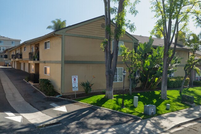 Williamsburg Square in La Mesa, CA - Building Photo - Building Photo