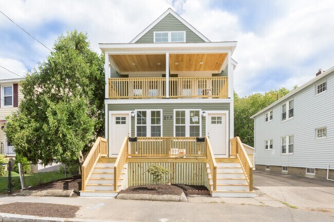 217 Arlington St in Medford, MA - Foto de edificio - Building Photo