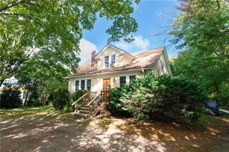 556 E Main Rd in Middletown, RI - Building Photo - Building Photo