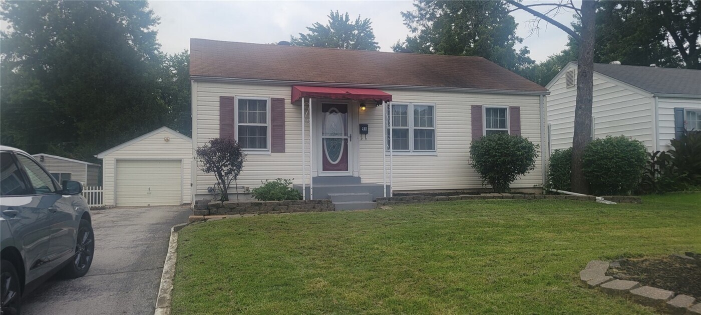 95 Derhake Rd in Florissant, MO - Building Photo
