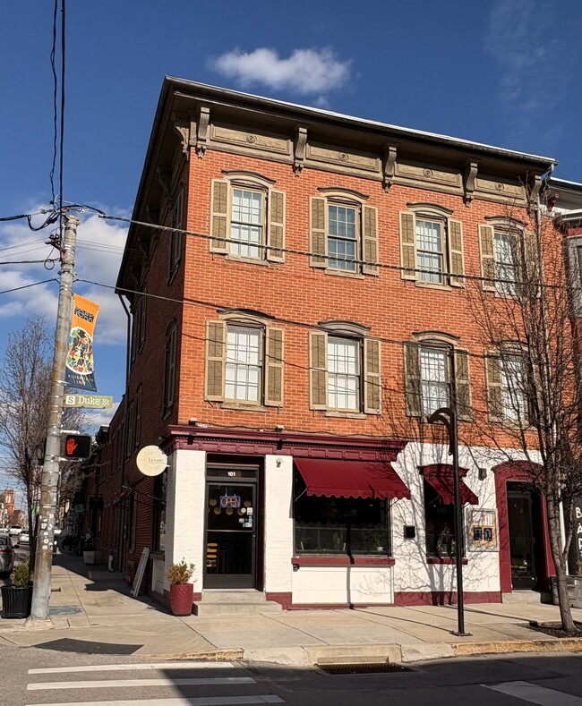 102 E King St in York, PA - Foto de edificio - Building Photo