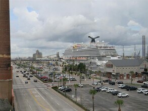 100 20th St-Unit -400 in Galveston, TX - Building Photo - Building Photo