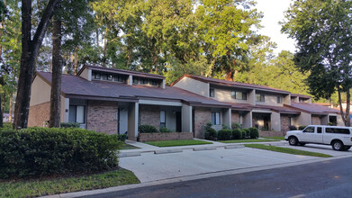 3923 NW 29th Ln in Gainesville, FL - Foto de edificio - Building Photo