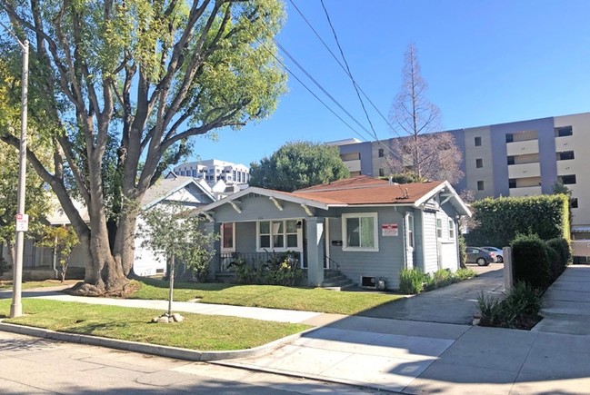 186 N Oak Knoll Ave in Pasadena, CA - Foto de edificio - Building Photo