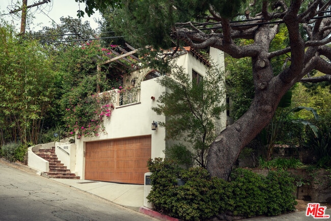 8515 Ridpath Dr in Los Angeles, CA - Building Photo - Building Photo