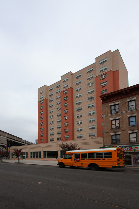 950 Westchester Ave in Bronx, NY - Building Photo