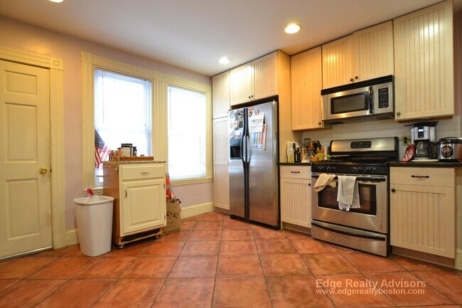 22 Burton St, Unit 1 in Boston, MA - Foto de edificio - Building Photo