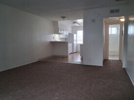 8560 E Artesia Blvd, Unit 20 in Bellflower, CA - Building Photo