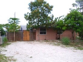 1807 Maple Dr, Unit B in Ft. Myers, FL - Building Photo
